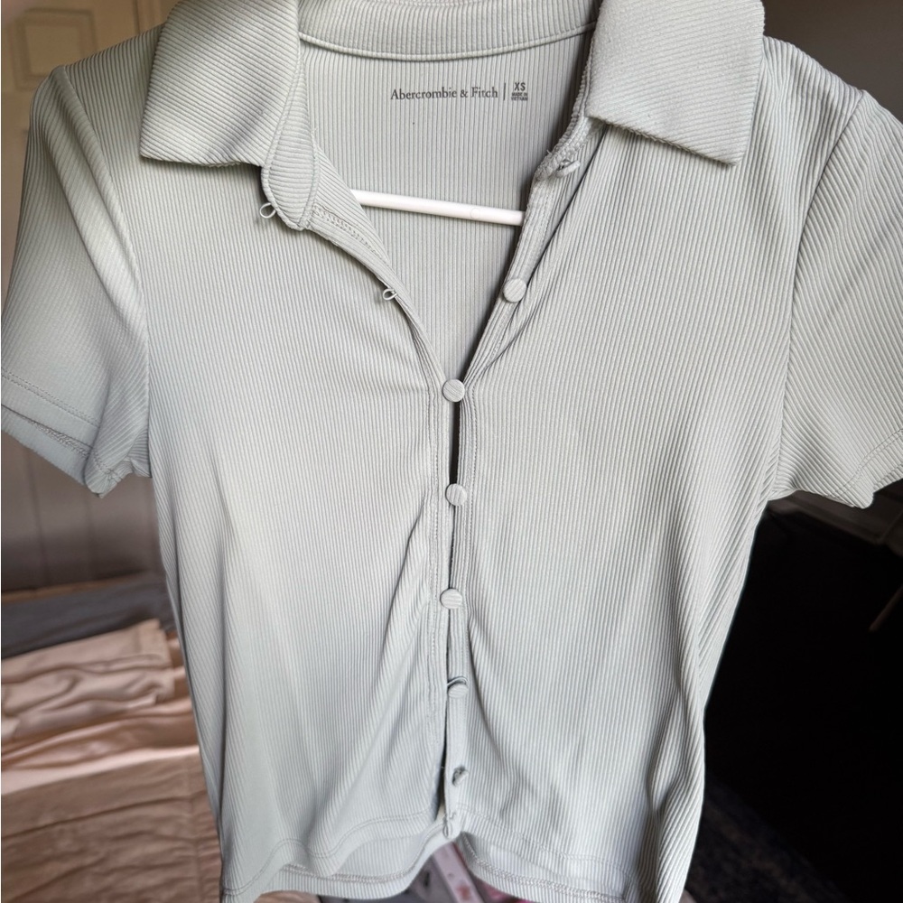 Abercrombie & Fitch Women's Cream Button-Up crop Top